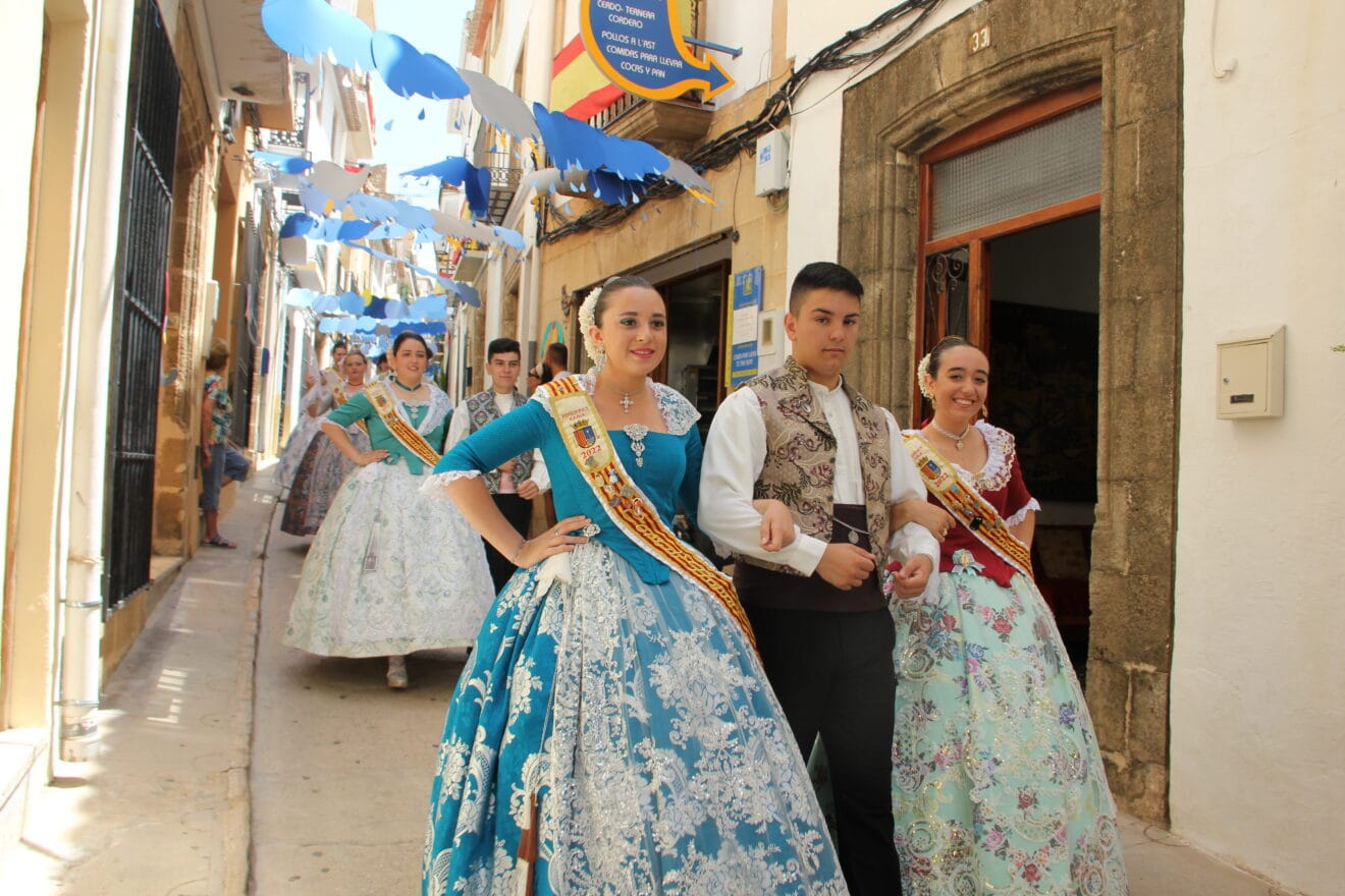 Quintos a su paso por el Carrer En Forn