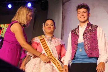 Quintos de 2020 y la concejala de fiestas, Kika Mata