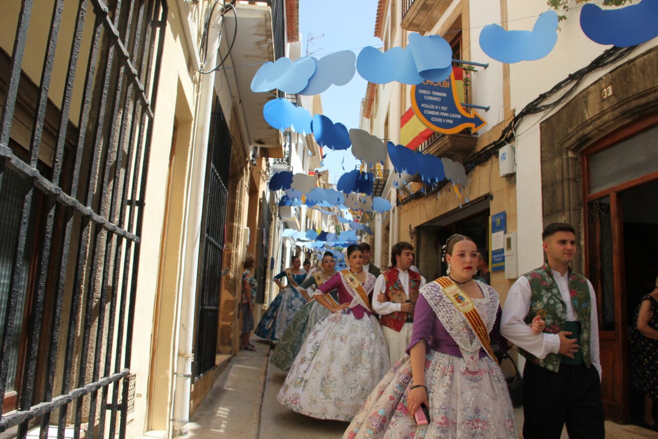 Quintos en el pasacalle de calles engalanadas
