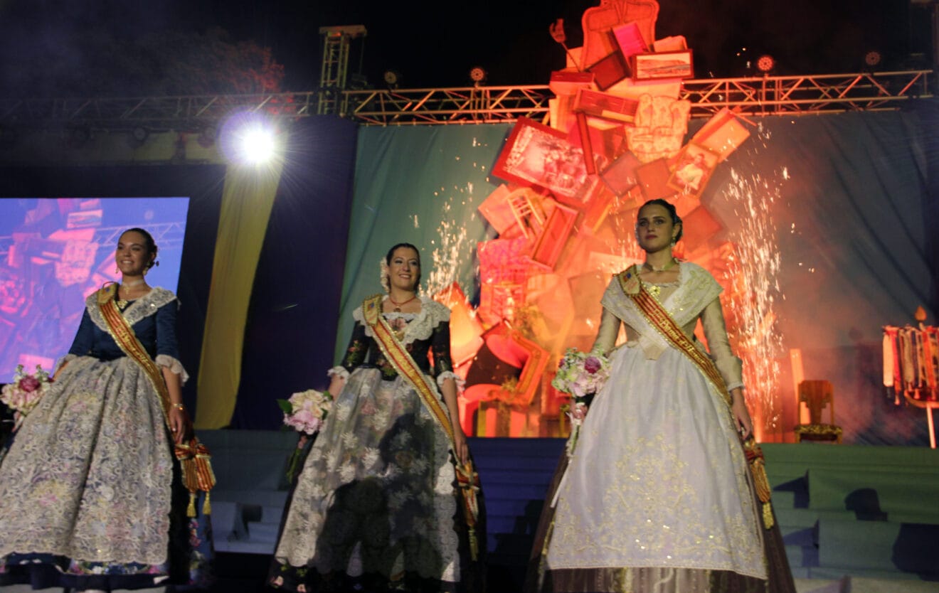 Recreación de la Cremà de la Foguera con la reina y damas de 2022