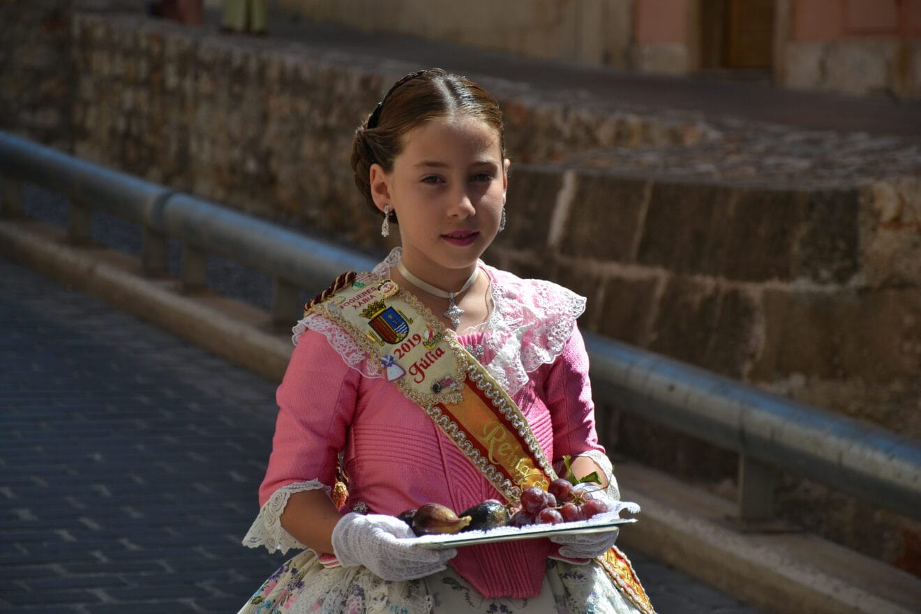 Regina infantil 2019 en el pasacalle de Raïm i Bacores