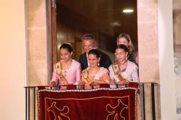 Reina infantil, damas, alcalde y concejala de fiestas