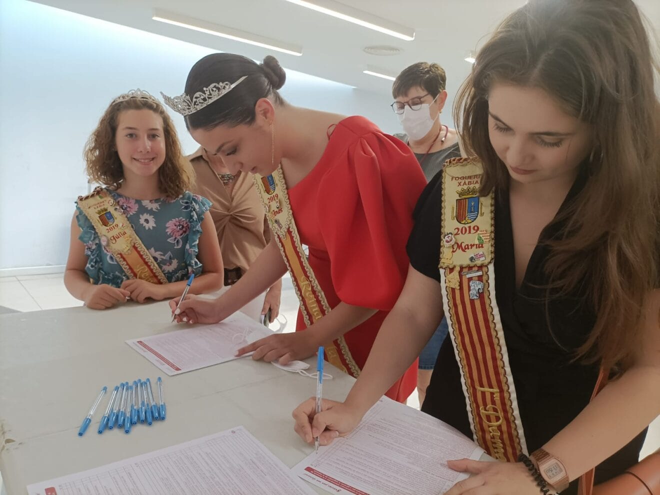 Reinas y dama de Les Fogueres 2019 en la donación de sangre