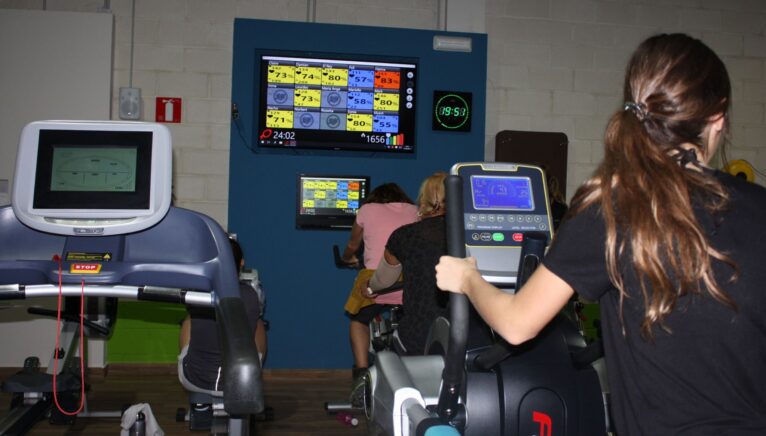 Sala de cardio con clases virtuales y monitorizadas de Cycling y Walking