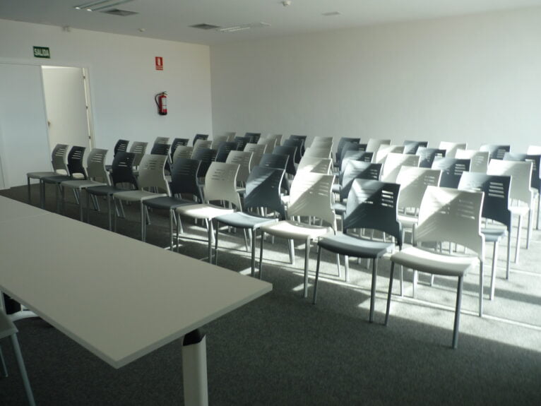 Sala para charlas, conferencias o presentaciones. Foto AMX