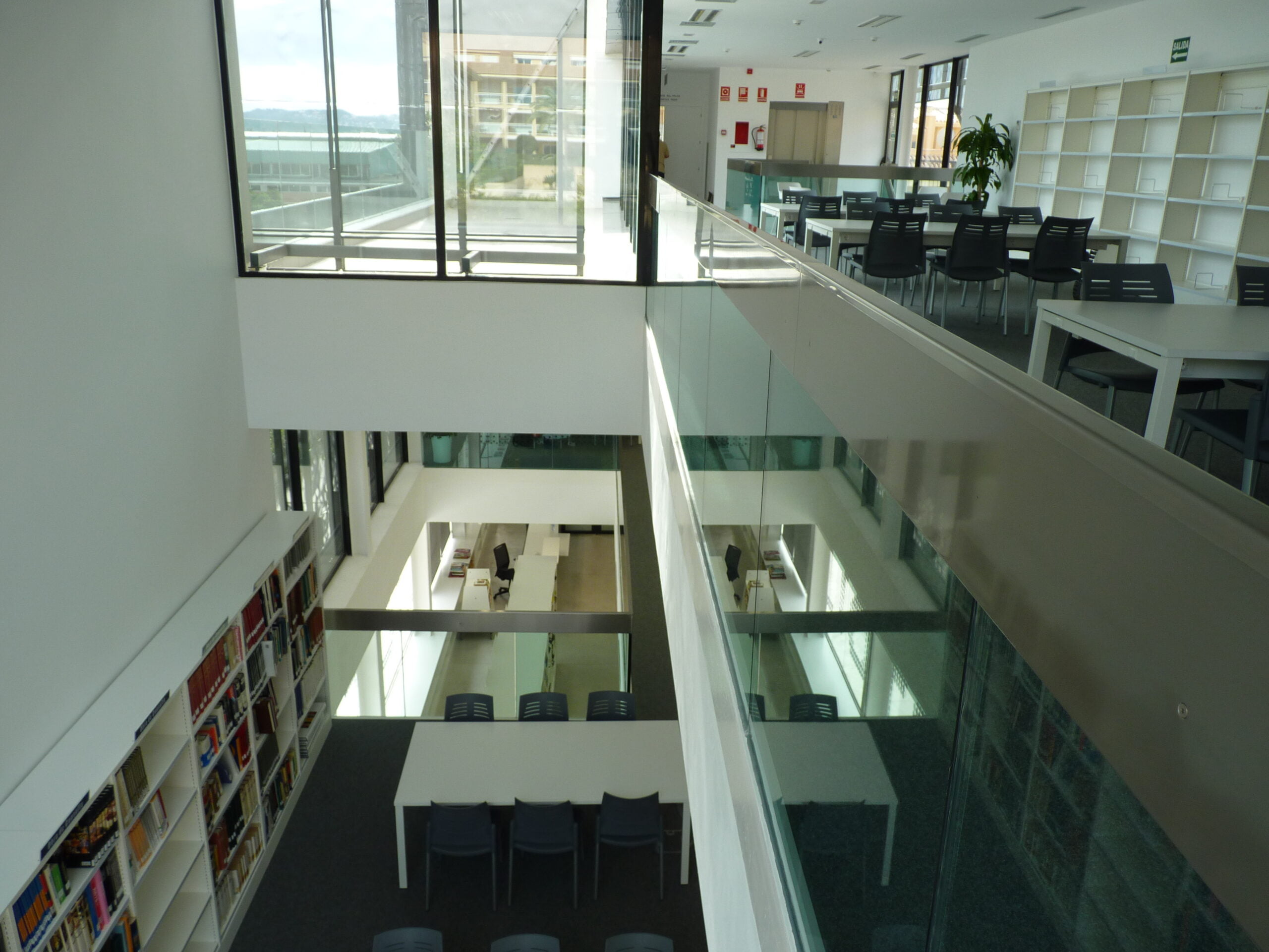 Salas de consulta y estudio en las plantas superiores de la Biblioteca de Duanes. Foto AMX