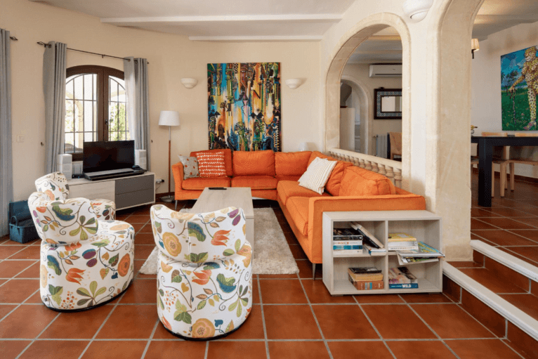 Salón a doble altura de estilo atrevido