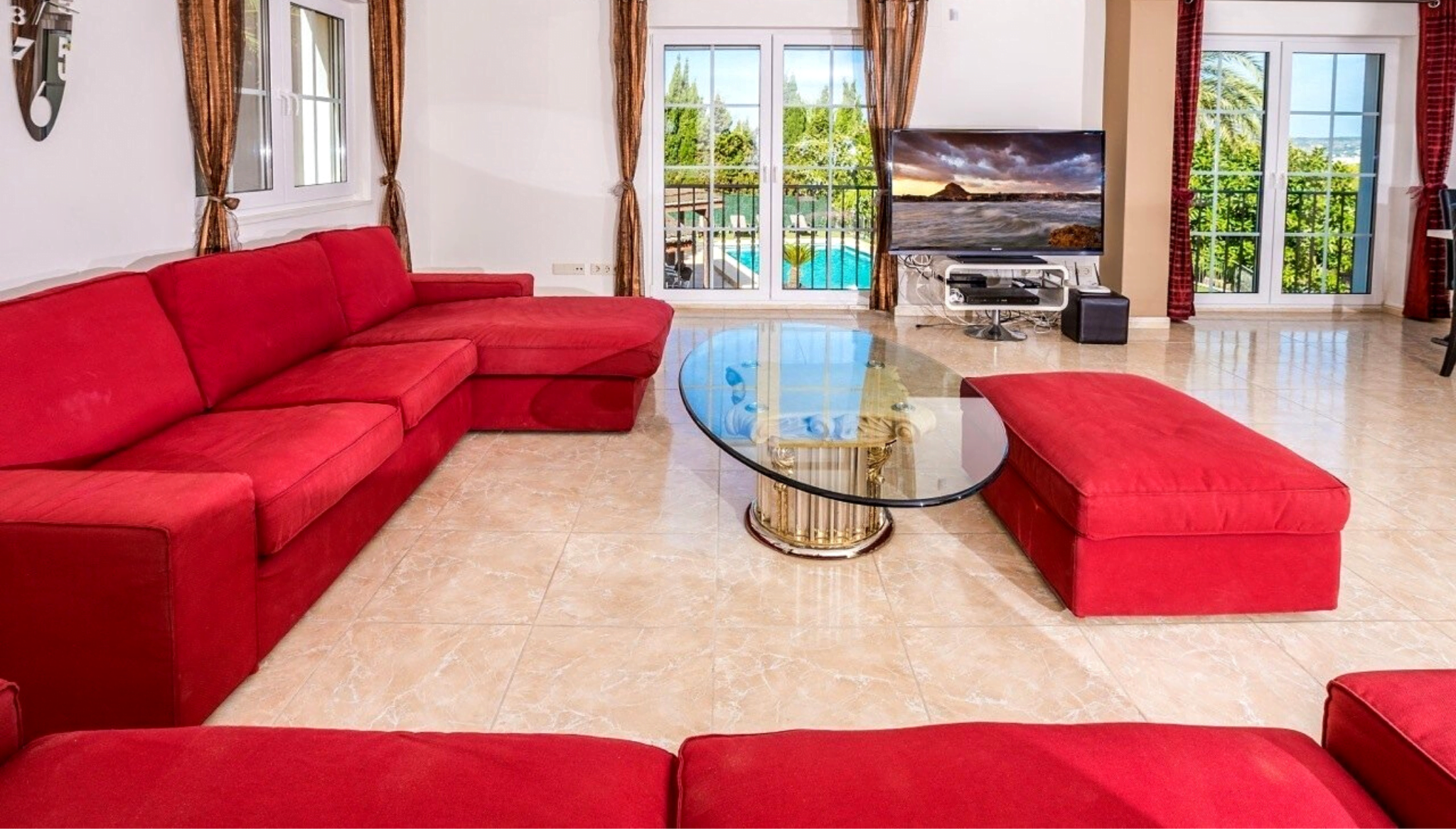 Salón amplio y amueblado con sofás lounge rojos