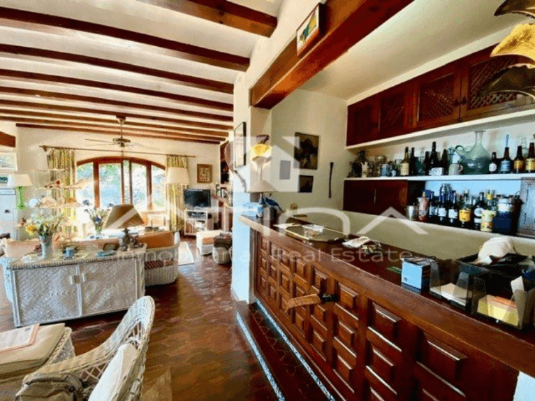 Salón estilo mediterráneo con impresionante zona de bar