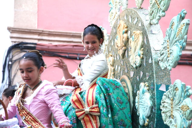 Imagen: Reina infantil en el segundo día de desfile de carrozas