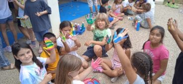 Taller de pintura con las manos en el CP L’Arenal