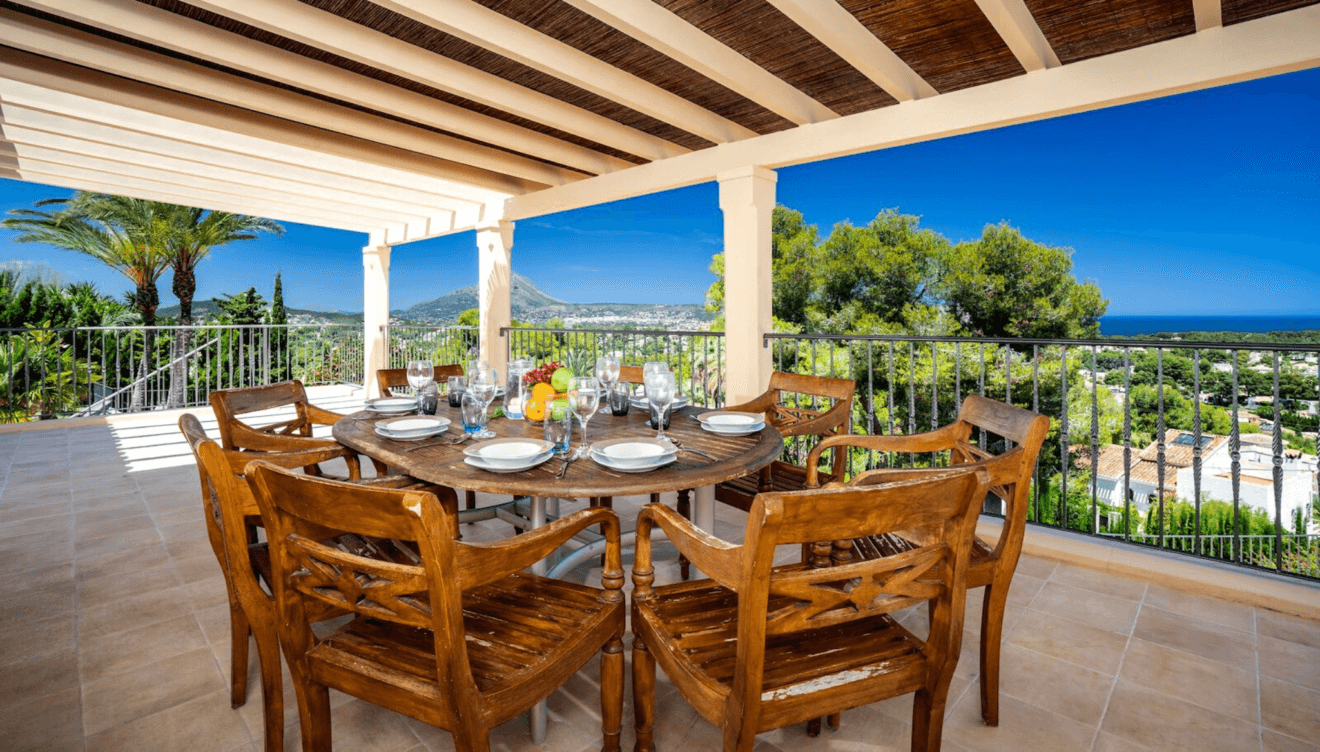 Terraza cubierta con vistas al Montgó
