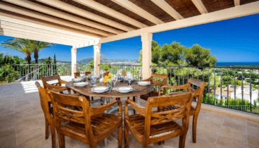 Terraza cubierta con vistas al Montgó