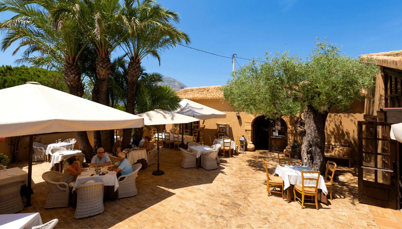 Terraza elegante y confortable donde disfrutar de la magnífica naturaleza de la zona