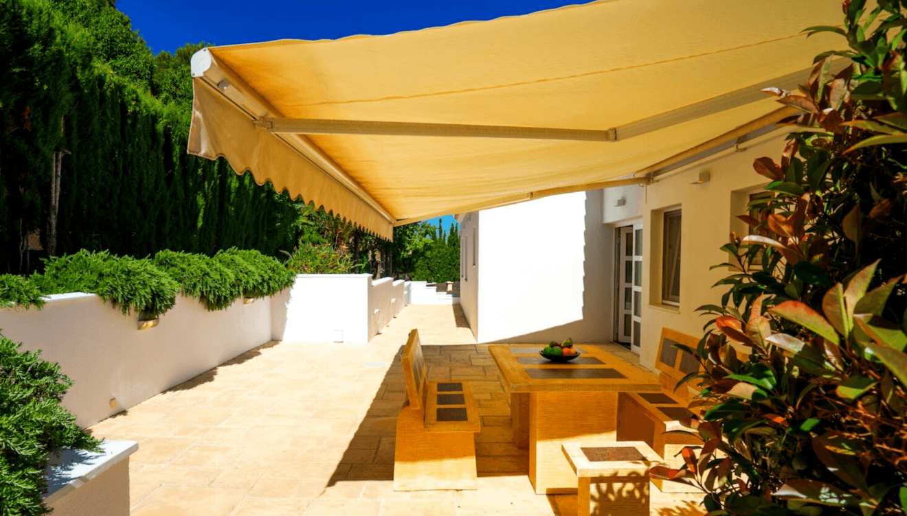 Terraza lateral con toldo y zona para sentarse