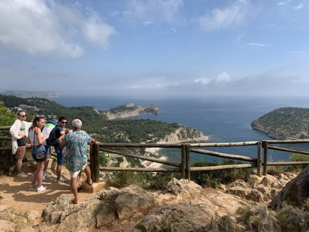 Imagen: Turistas contemplando las vistas desde el mirador de la Falzia