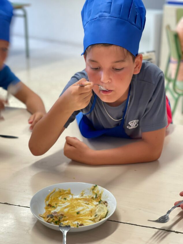 Imagen: Un alumno del Port de Xàbia degustando el plato elaborado