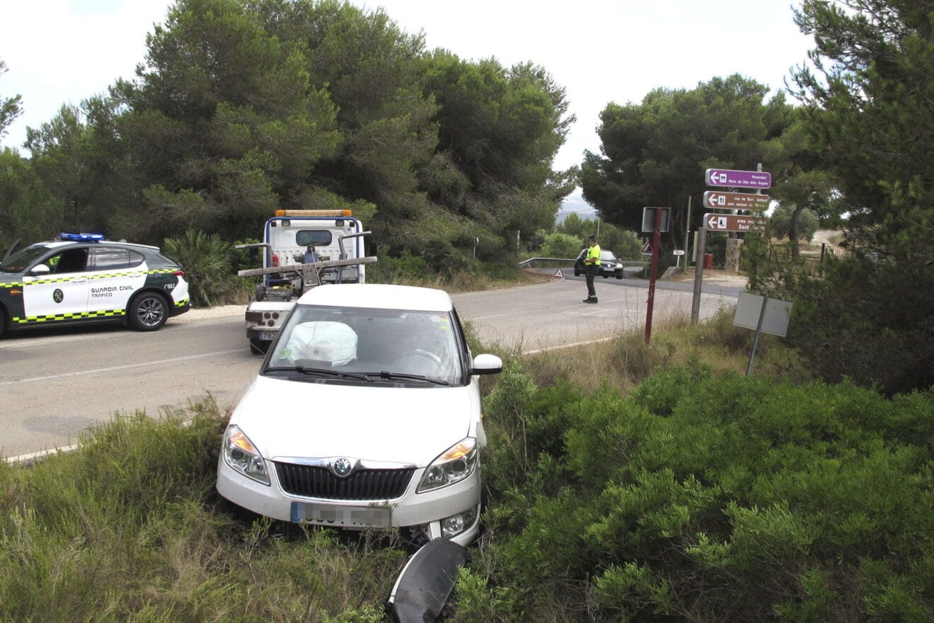 Vehículo desviado en la carretera del Cap de Sant Antoni