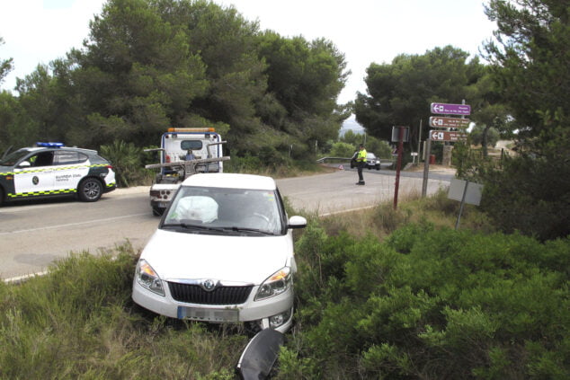Imagen: Vehículo desviado en la carretera del Cap de Sant Antoni