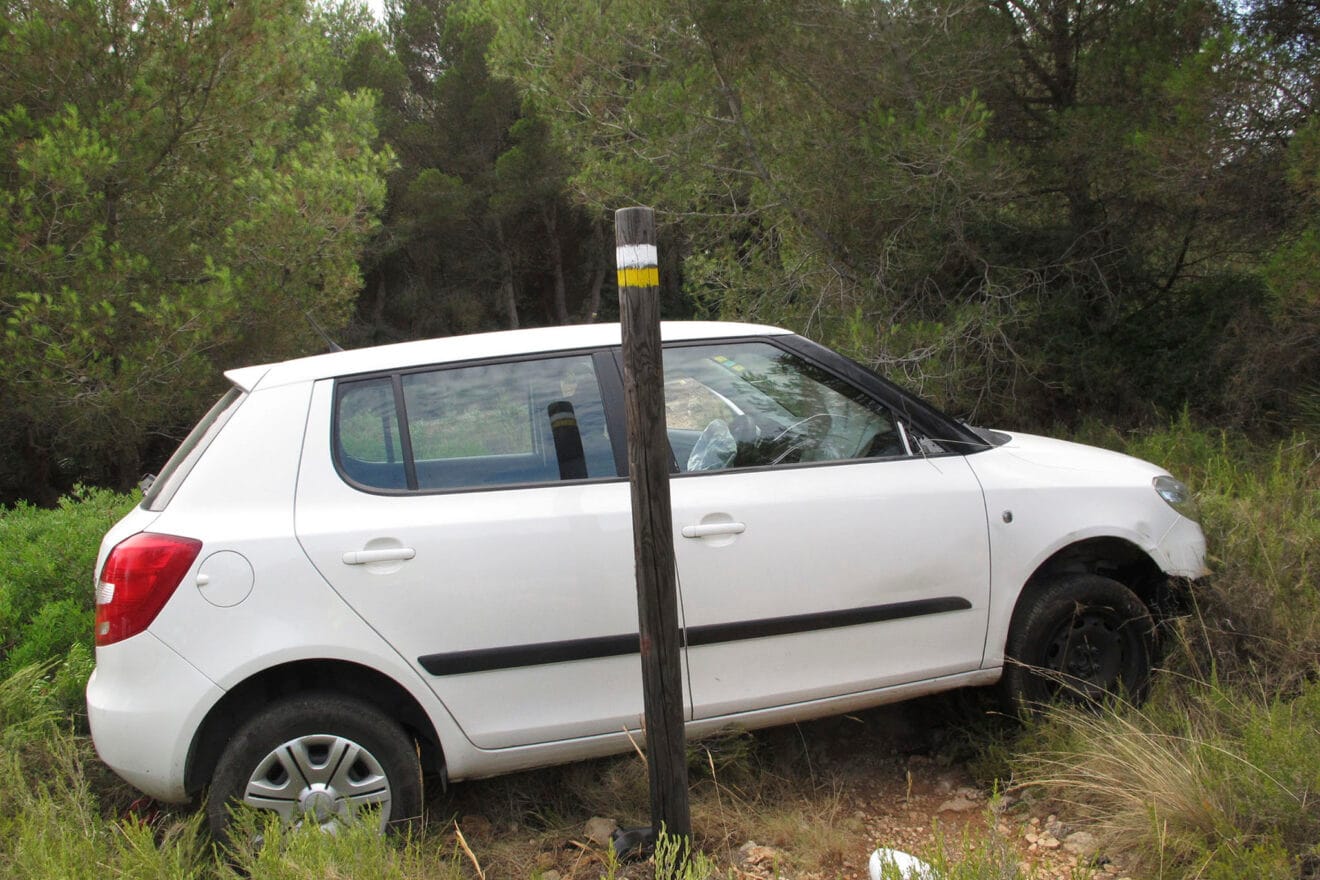 Vehículo tras perder el control en la carretera del Cap de Sant Antoni