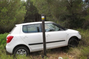 Vehículo tras perder el control en la carretera del Cap de Sant Antoni