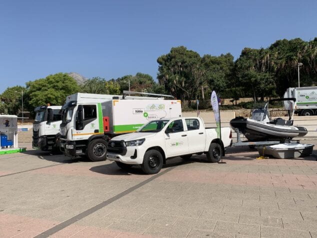 Imagen: Vehículos y embarcación para poder acceder a la limpieza de las calas
