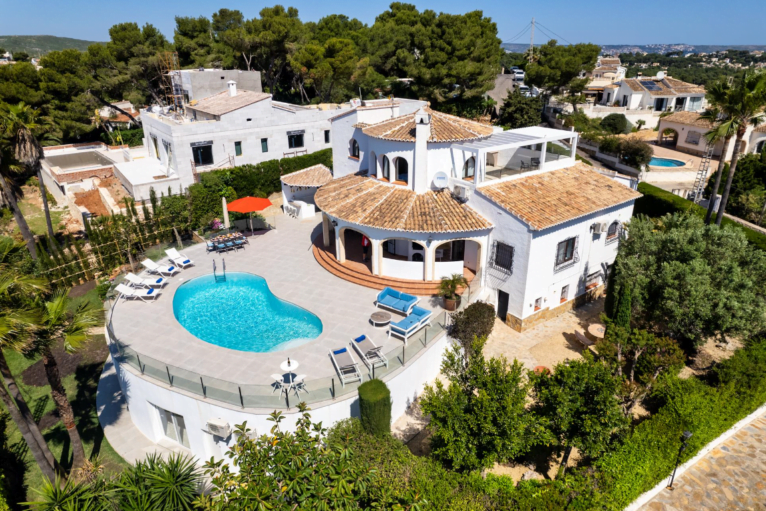 Villa con extensa terraza y piscina