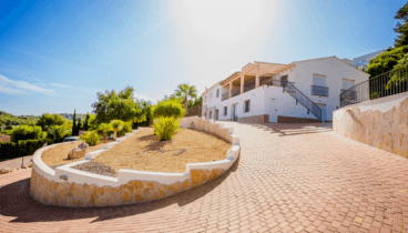 Villa ubicada en la montaña con muchas zonas verdes y de aparcamiento