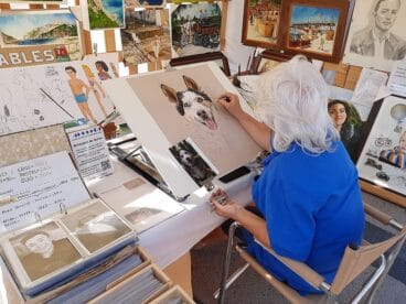 Alicia pintando en la feria de verano