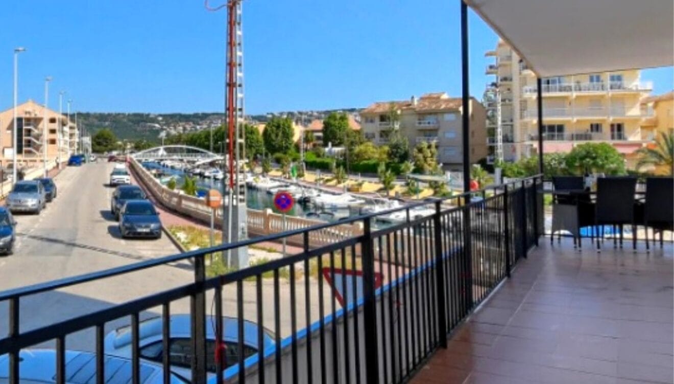 Amplia terraza con zona de descanso y espacio para uso libre