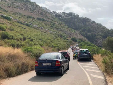 Aparcamiento en la calle Pic Tort, en la entrada a la Cala Granadella