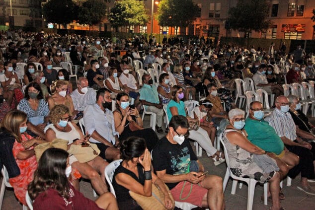 Imagen: Asistentes a un evento musical de Xàbia