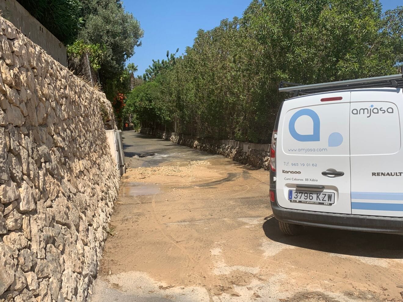 Avería en la tubería de agua en el camí vell de Gata