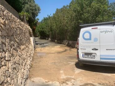 Avería en la tubería de agua en el camí vell de Gata