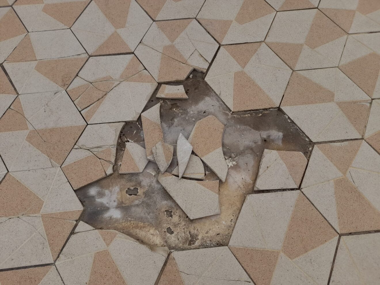 Azulejo roto del paseo
