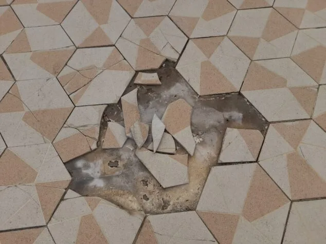 Imagen: Azulejo roto del paseo