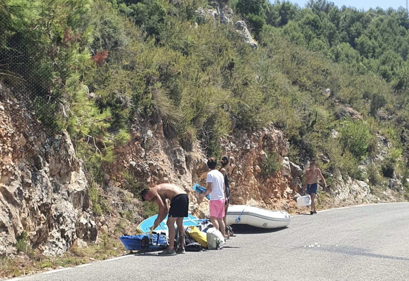 Bañistas cargados para acceder a la Granadella