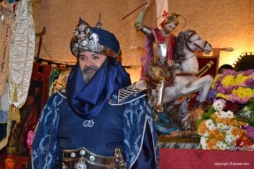 Capitán de la Filà Almoradins en la ofrenda de flores (2019)