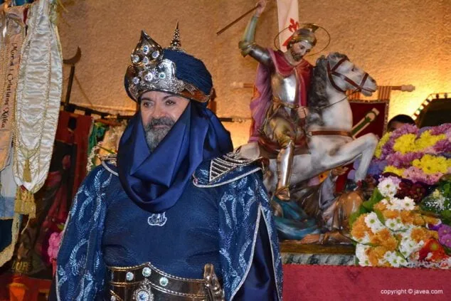 Image: Capitaine des Filà Almoradins dans l'offrande de fleurs (2019)