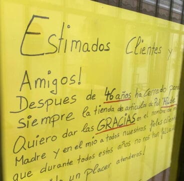 Cartel de despedida al cierre de la tienda