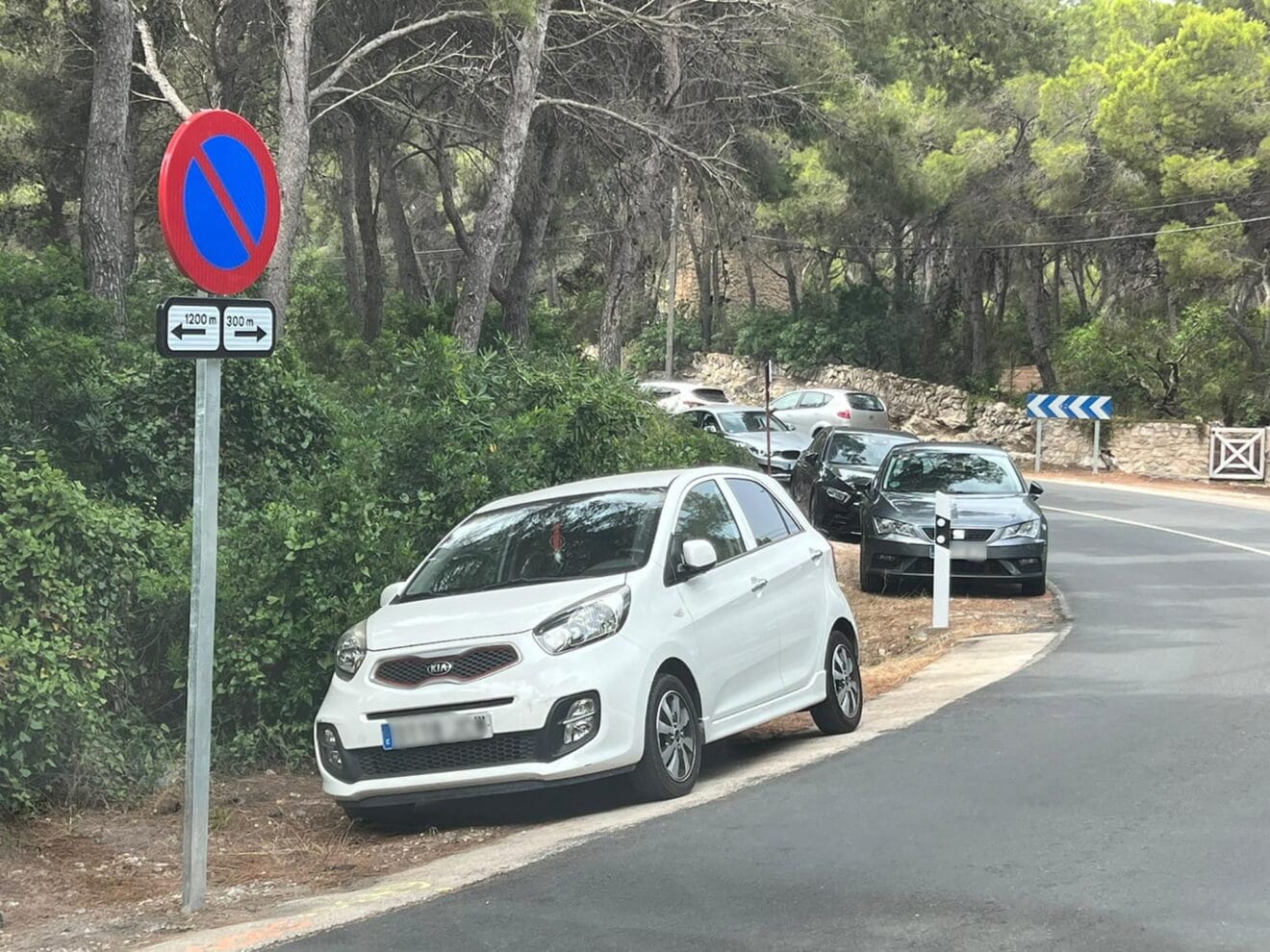 Coches estacionados en la CV-742
