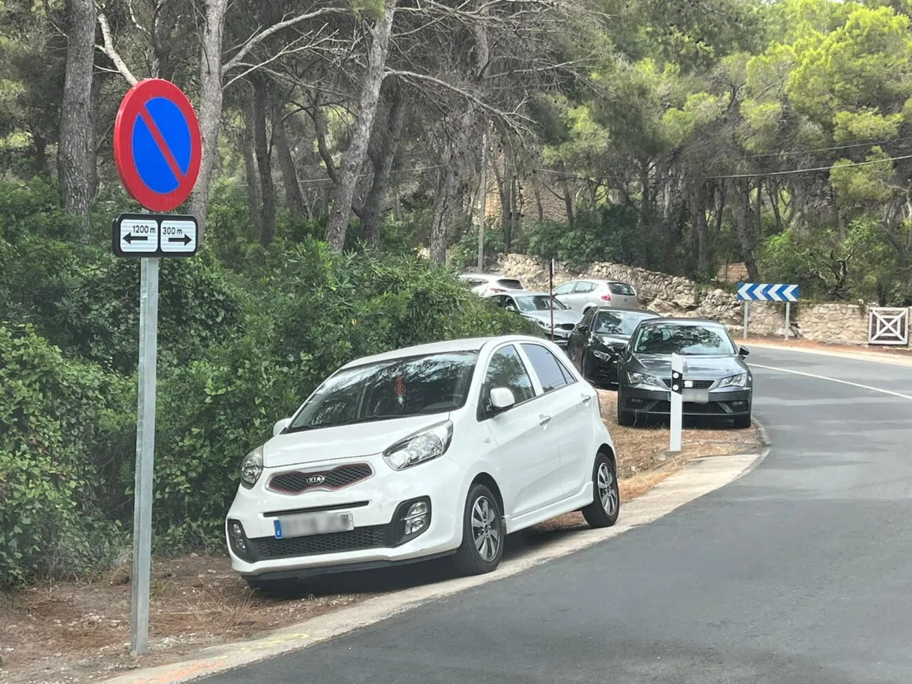 Coches estacionados en la CV-742