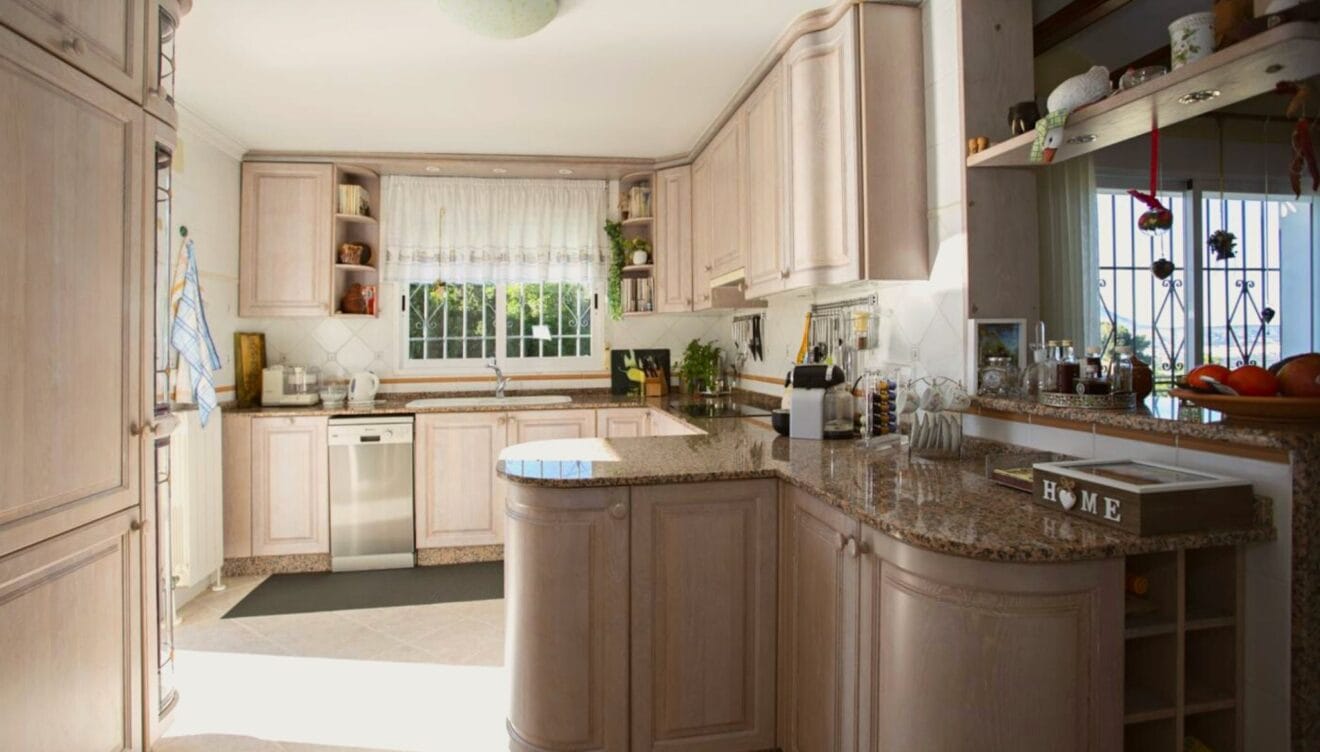 Cocina abierta completamente equipada y luminosa