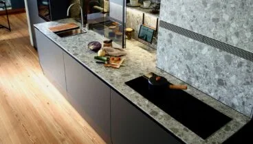 Cocina con encimera de mármol en tonos grises