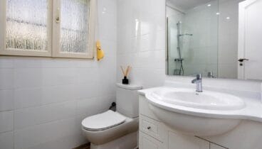 Cuarto de baño con plato de ducha