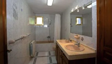 Cuarto de baño moderno con lavabo doble y bañera
