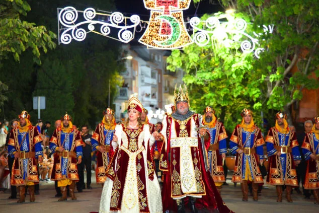 Imagen: Los capitanes, Florencio y Rosa, en el desfile de gala Moros y Cristianos Xàbia 2022