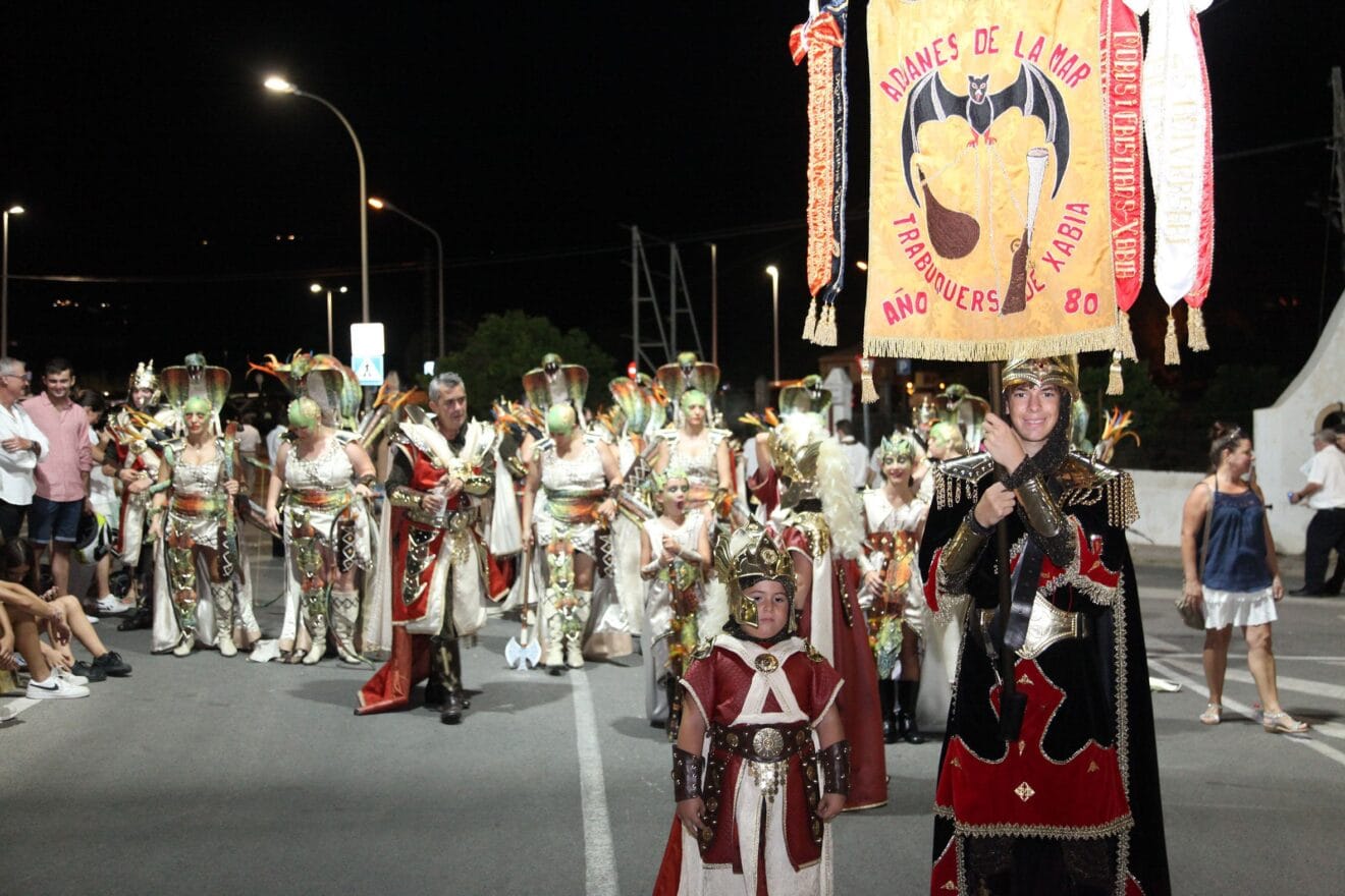 Inicio del boato y desfile de la Filà Capitana, Ballesters