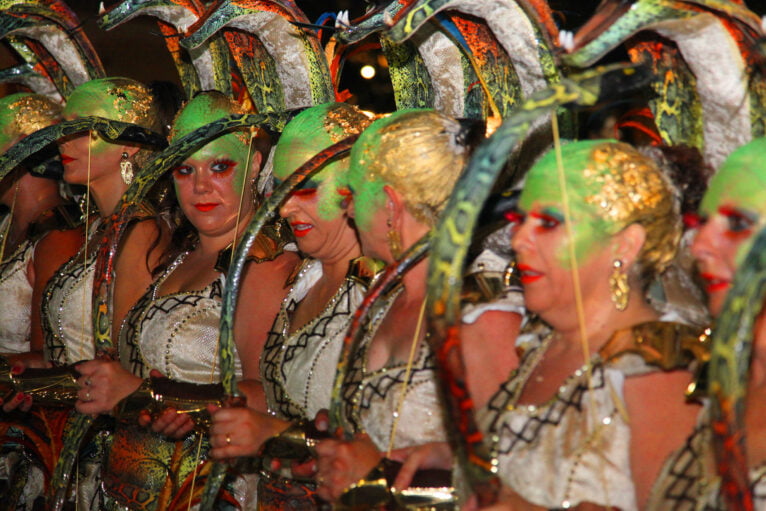 Mujeres arqueras en el desfile de gala Moros y Cristianos Xàbia 2022