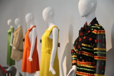 Diseños de color de Cristóbal Balenciaga expuestos en Xàbia